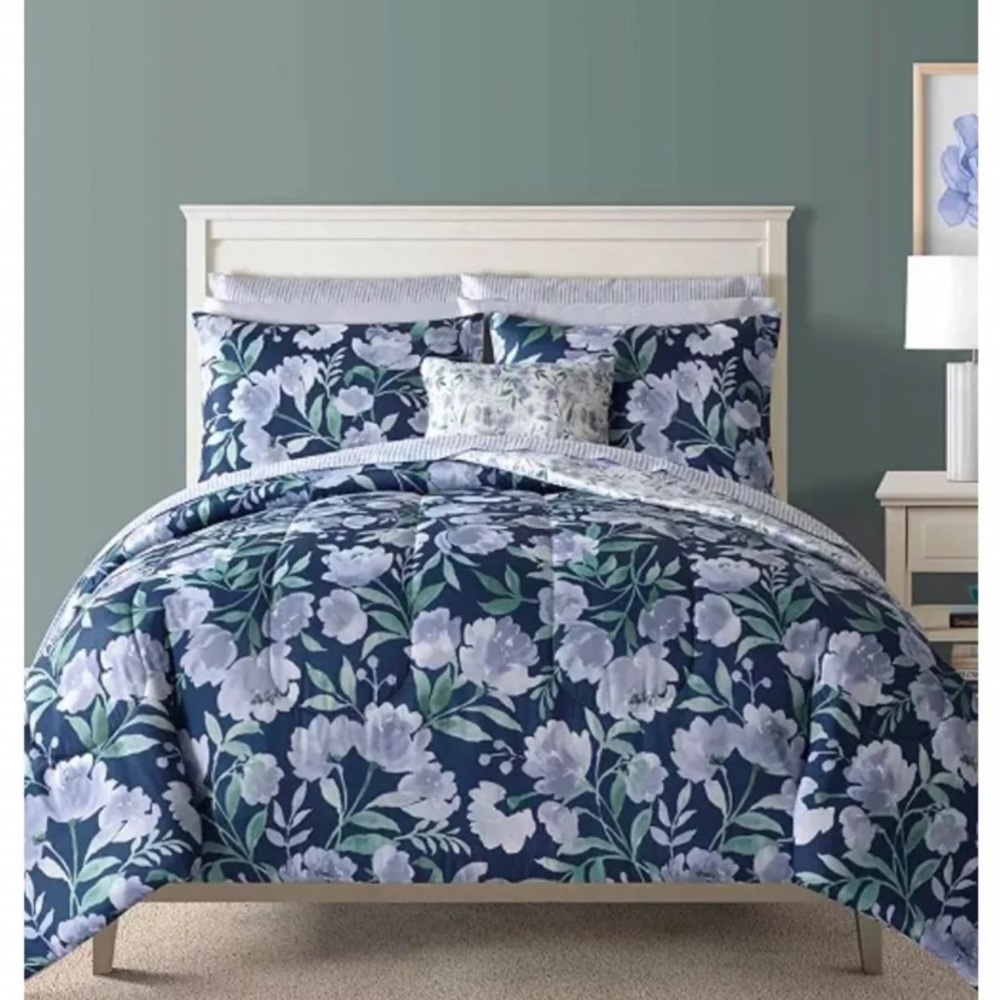 Bella Blue Queen Sized Reversible Brand New 12 Piece Bed In Bag Set Floral
